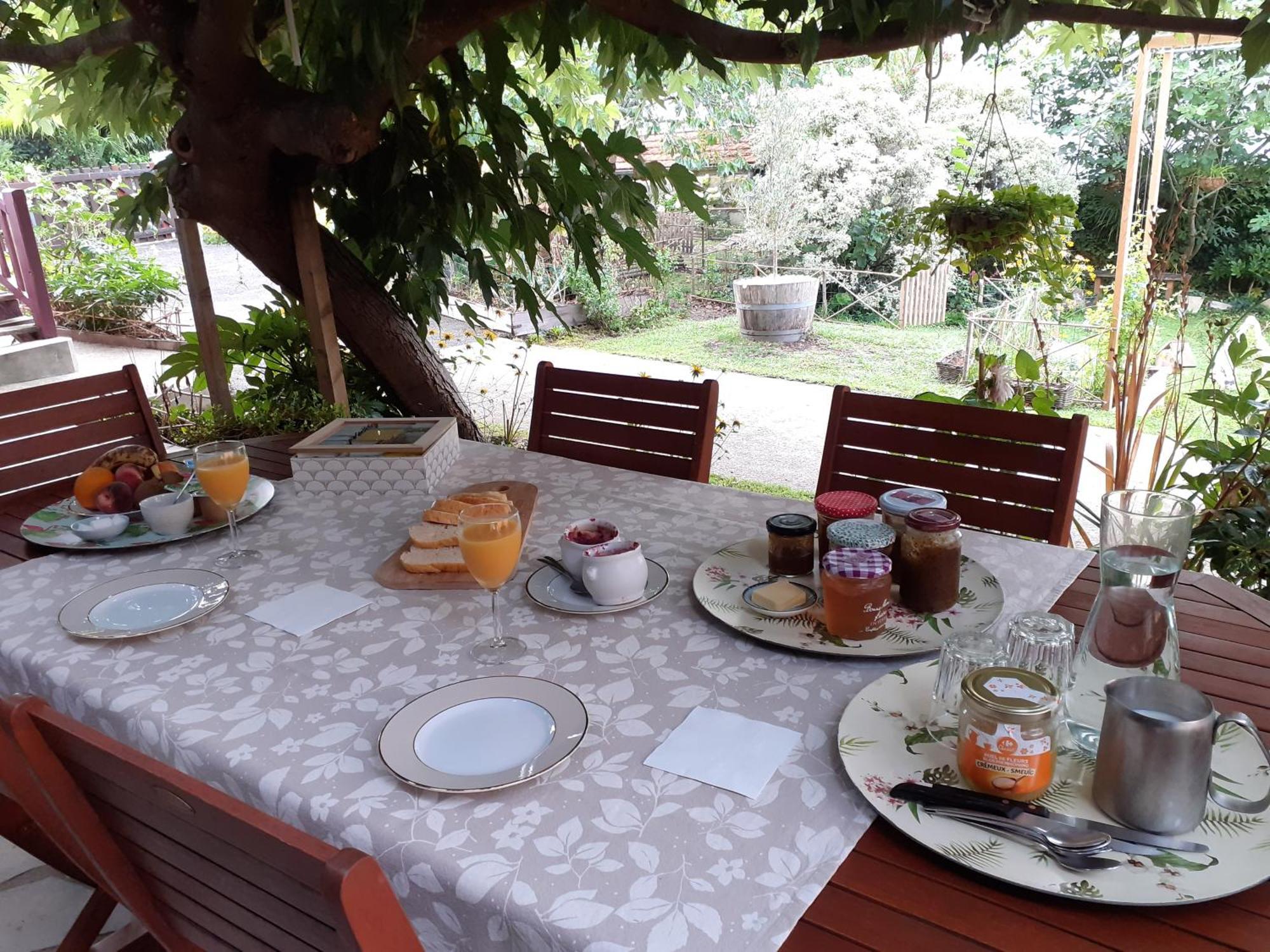 Au Bosquet, Chambre Et Salle De Bains Avec Petit Dejeuner A 600 M Du Centre Dans Un Cadre Calme Et Verdoyant Salies-de-Béarn Zewnętrze zdjęcie